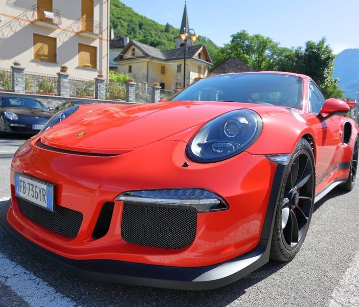 &quot;Il Risveglio dei Leoni&quot;: torna il raduno benefico di auto sportive sul lago