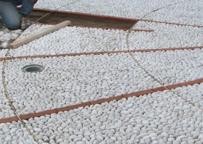 Possaccio si rifà il trucco: al lavoro per la nuova pavimentazione in lastre di serizzo e boccette di fiume