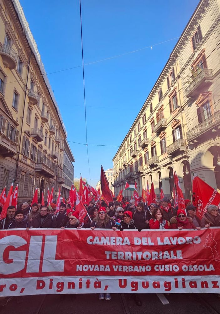 Sciopero nazionale Cgil e Uil, in piazza oltre 600 manifestanti da Vco e Novara FOTO E VIDEO