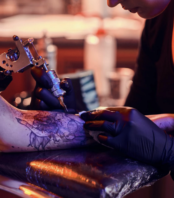 Tatuaggi e piercing, rivoluzione in Piemonte: nuove regole e contrasto agli abusivi VIDEO
