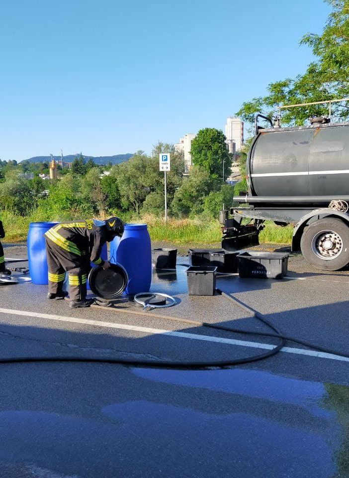 Intra, perdita di acido cloridrico da una cisterna: evacuate alcune case per una nube tossica. FOTO