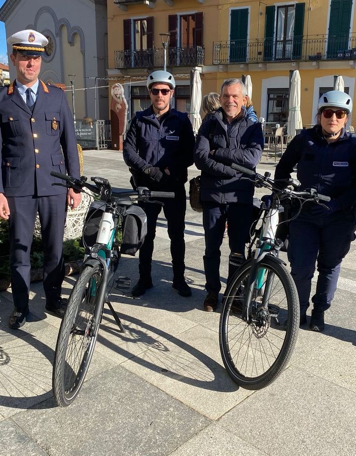Due nuove e-bike per la polizia locale di Omegna