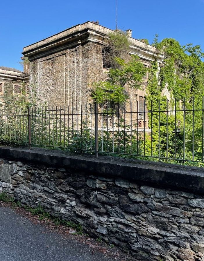 Il recupero di Villa Poss è ancora lontano, l’edificio sta cadendo a pezzi