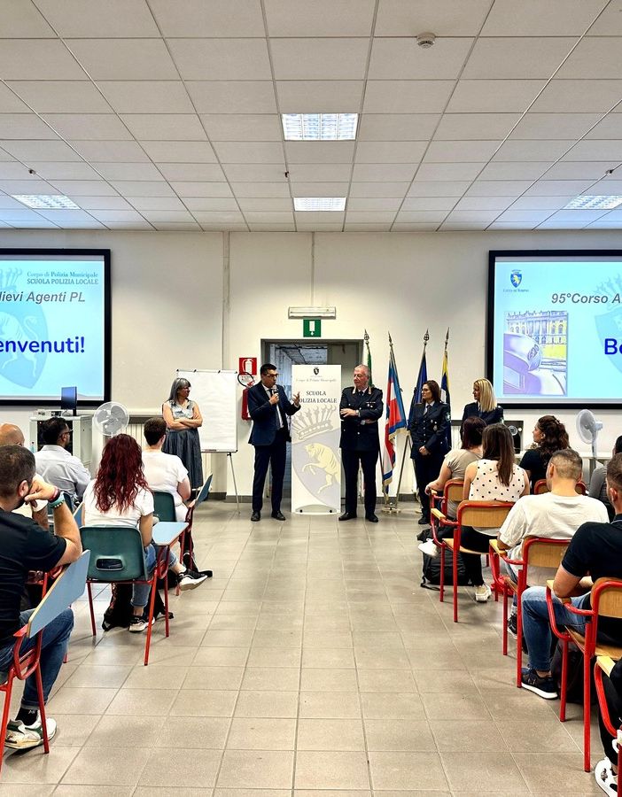 Alcuni agenti di Polizia Locale e l'assessore Busalino