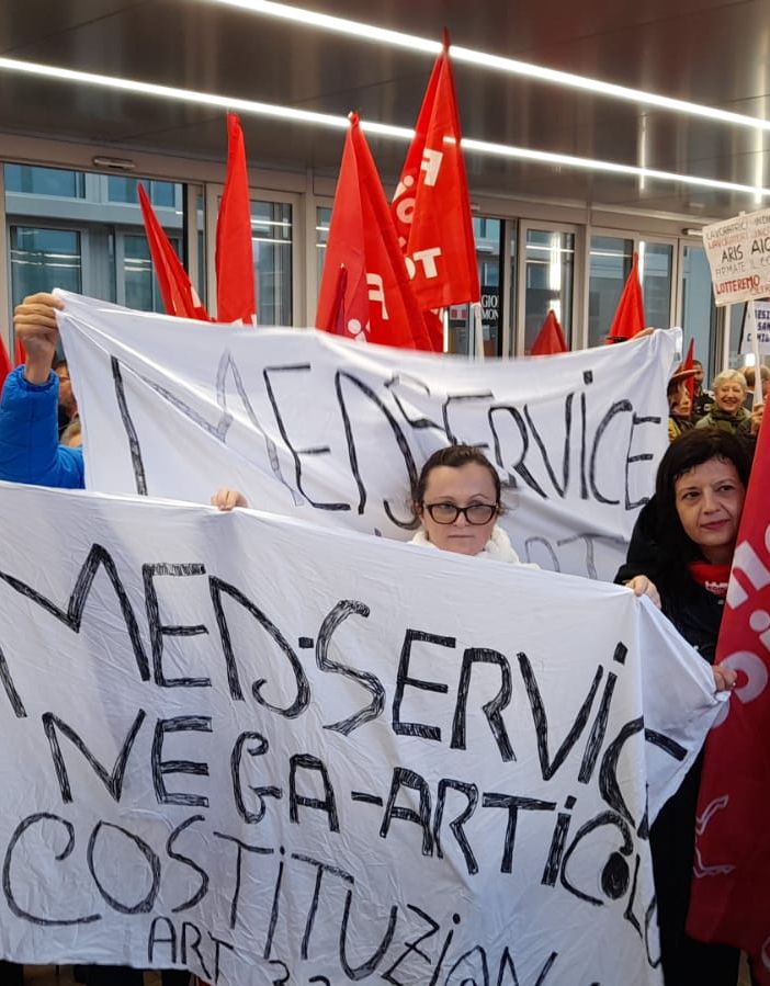 Protesta dei sindacati davanti al Grattacielo