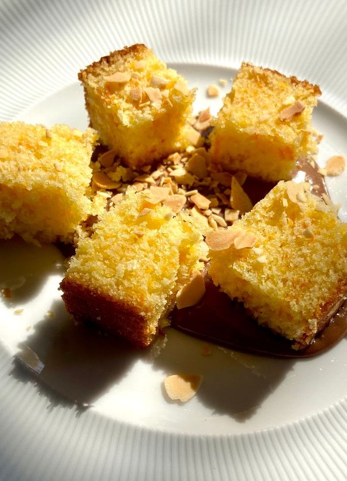 Torta di carote, salsa al cioccolato e mandorle