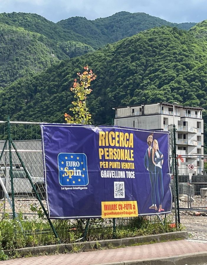 Il telone affisso nell'area del'ex Legatoria