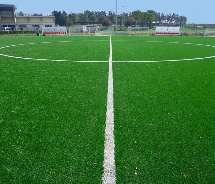 Rifatto in erba sintetica il manto di gioco della stadio di Stresa