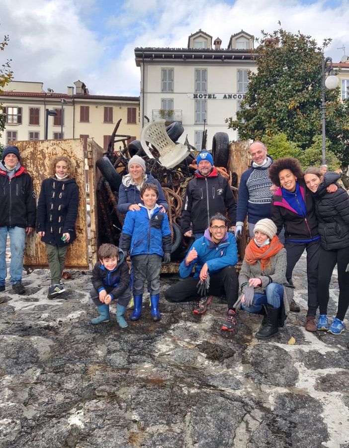 Ripulito il fondale del porto di Intra. FOTO