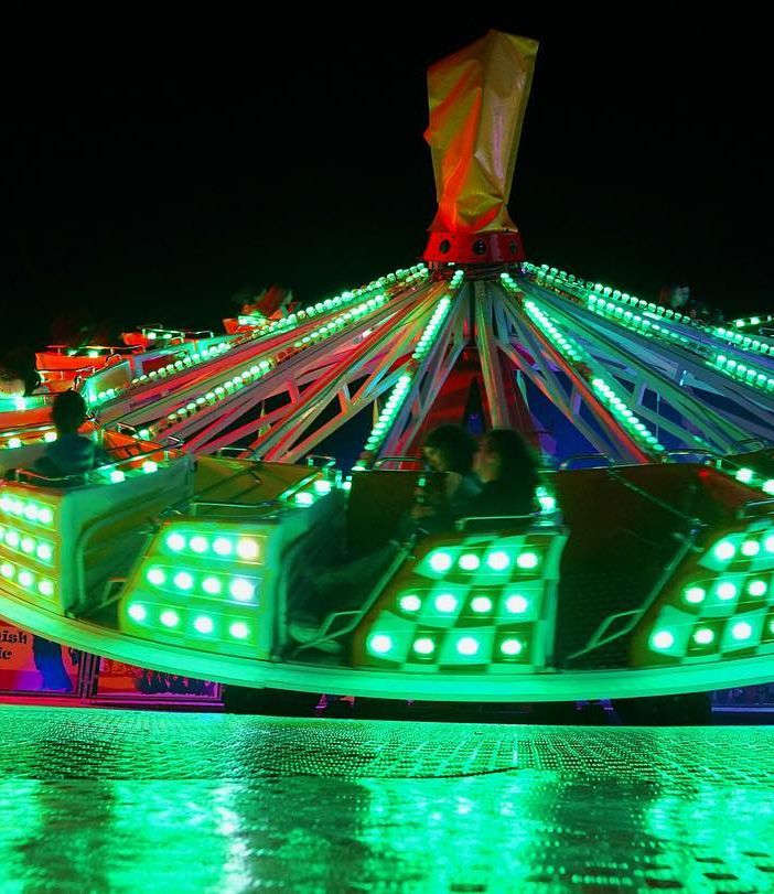 Inaugurazione con fuochi d'artificio per il luna park: 26 le attrazioni in piazza Fratelli Bandiera