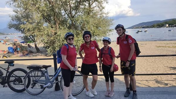 Croce rossa, i volontari di Baveno vigilano in e-bike sulla salute di residenti e turisti