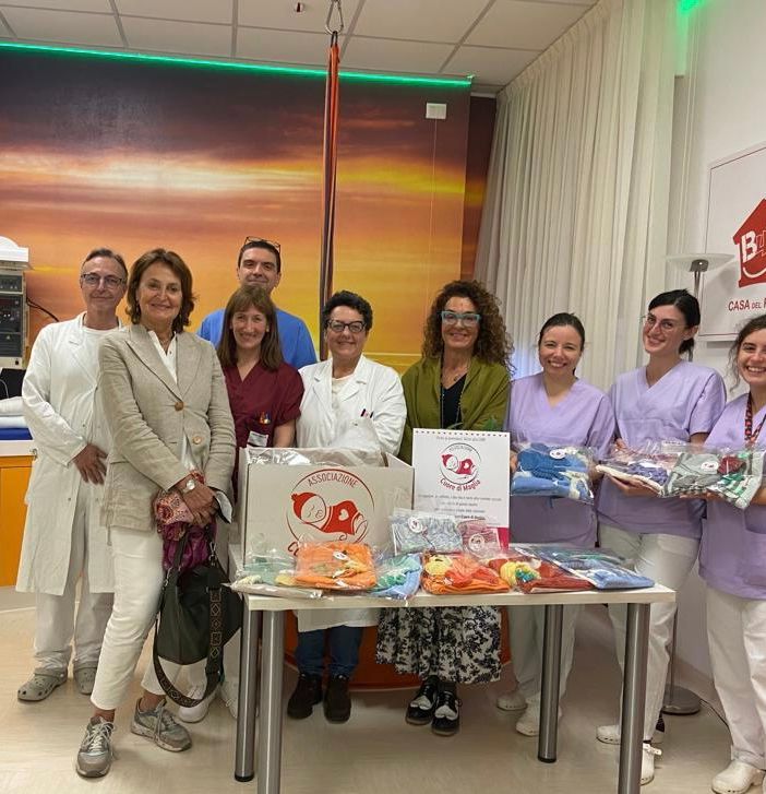 L'associazione Cuore di Maglia dona corredini alla neonatologia di Verbania