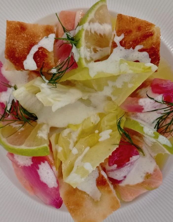 Ceviche di salmone, cipolla rossa, lime e coriandolo