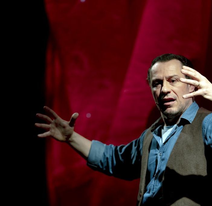 Il Maggiore, Stefano Accorsi in scena con 'Azul Gioia, Furia, Fede y Eterno Amor'
