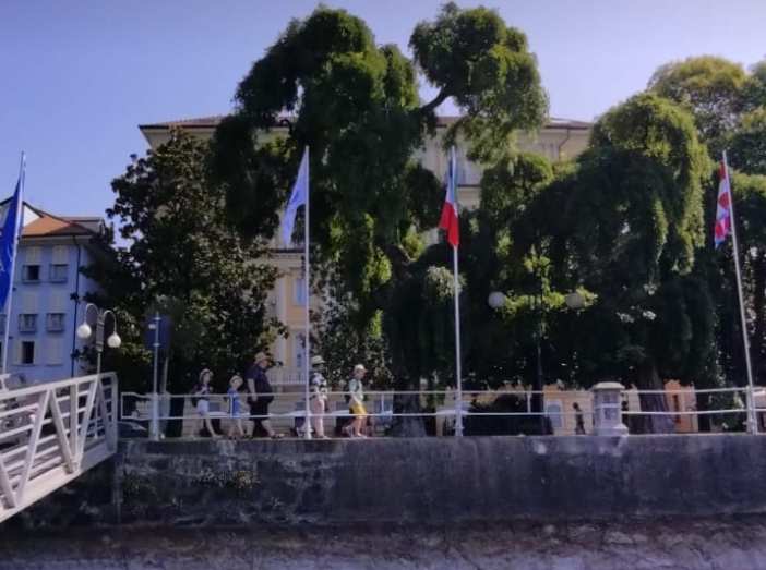 Bandiere di benvenuto sul lungolago di Pallanza