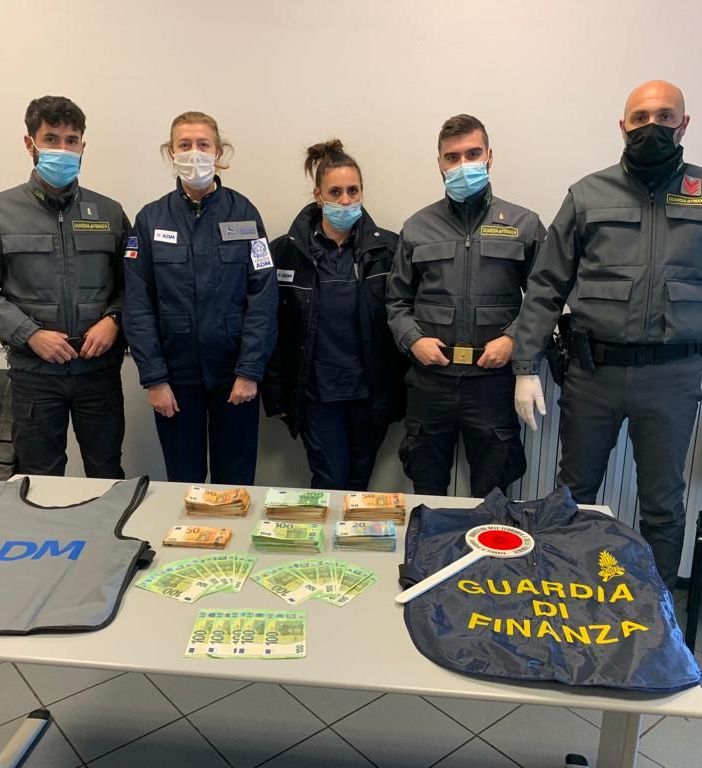Piaggio Valmara, stresiano fermato con 55 mila euro non dichiarati: scatta il sequestro