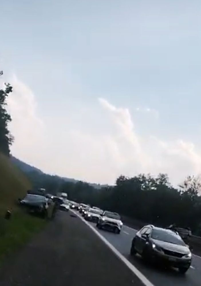 Incidente in autostrada, auto si ribalta in mezzo alla carreggiata