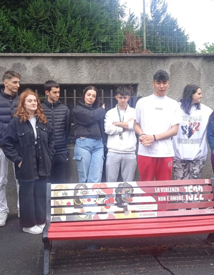 Nuova grafica per la panchina rossa grazie agli studenti del Ferrini Franzosini