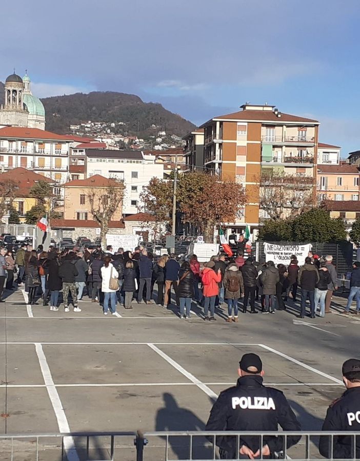 Verbania, in pochi alla manifestazione contro il super green pass