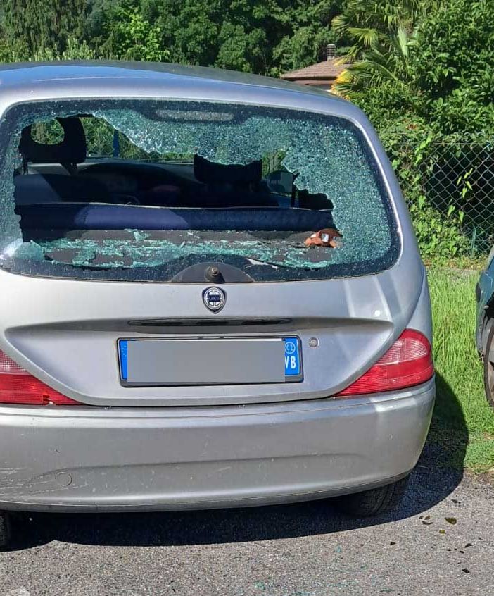 Notte di follia a Cireggio: diverse auto danneggiate dai vandali
