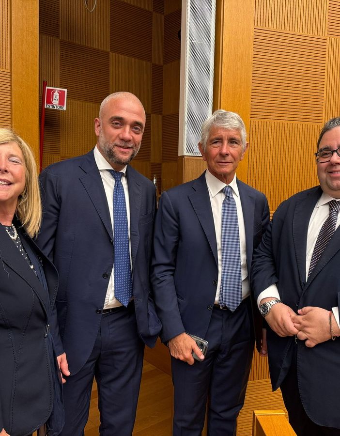 Nella foto di gruppo, da sinistra: Adriana Elena (organizzatrice evento); Dott. Francesco Munno (direttore Ac VCO); il Ministro dello Sport Andrea Abodi e il Presidente Zagami.