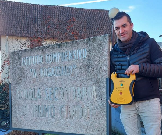 Un defibrillatore donato all'istituto Fogazzaro di Baveno