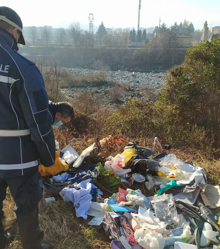 Verbania, rifiuti abbandonati in via Brigata Valgrande Martire