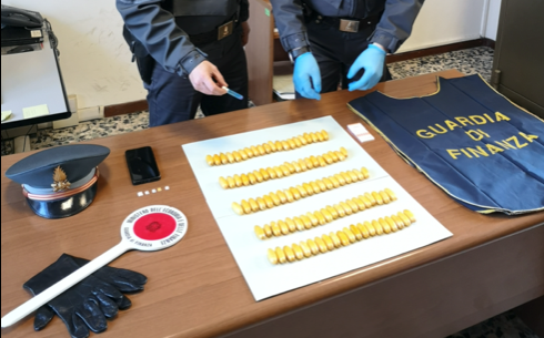 Arrestato corriere internazionale con 100 ovuli di cocaina