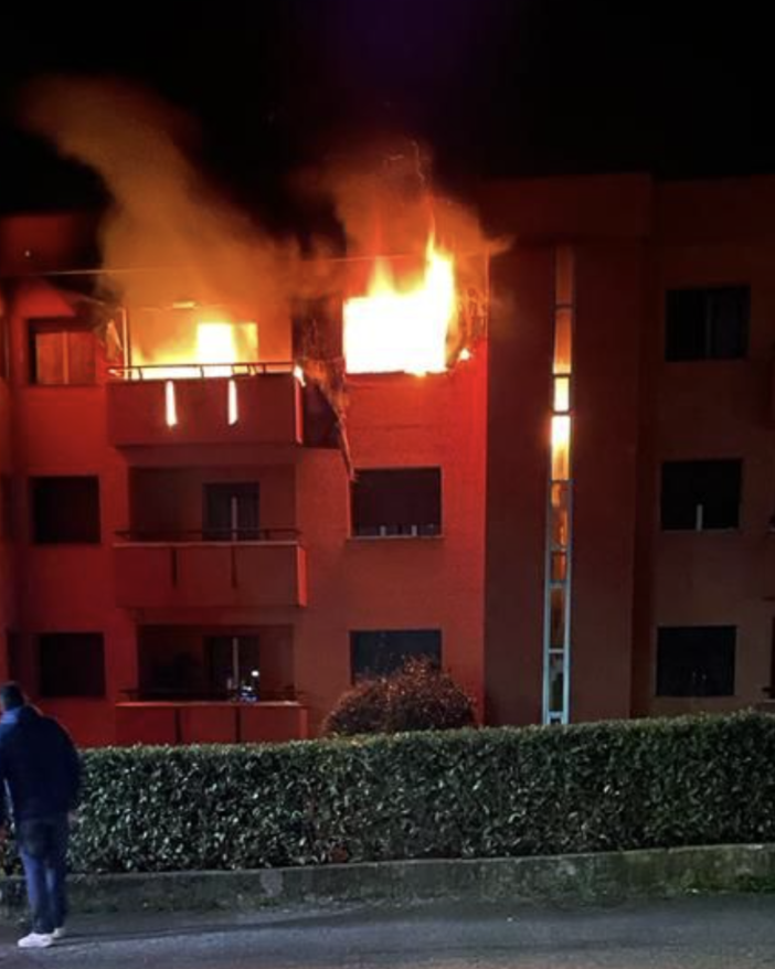 Appartamento distrutto da un incendio a Cireggio FOTO E VIDEO