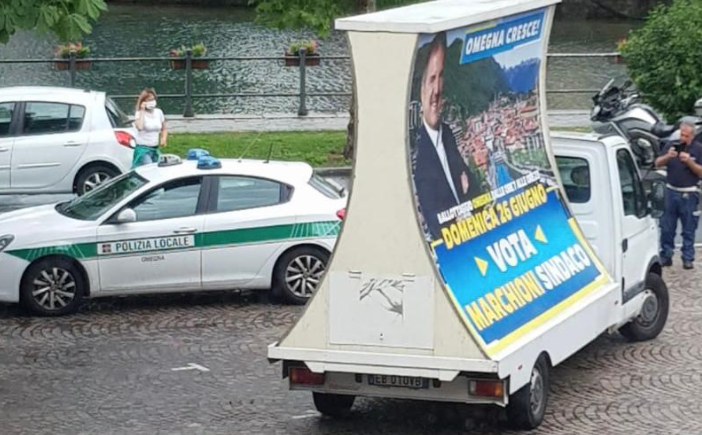 La polizia locale omegnese fa spostare il camion vela a sostegno di Marchioni