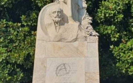 Imbrattata la statua di Troubetzkoy sul lungolago di Pallanza