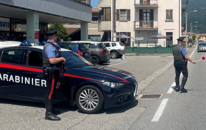Danneggiano le auto in sosta, uno dei tre vandali aggredisce i carabinieri: arrestato