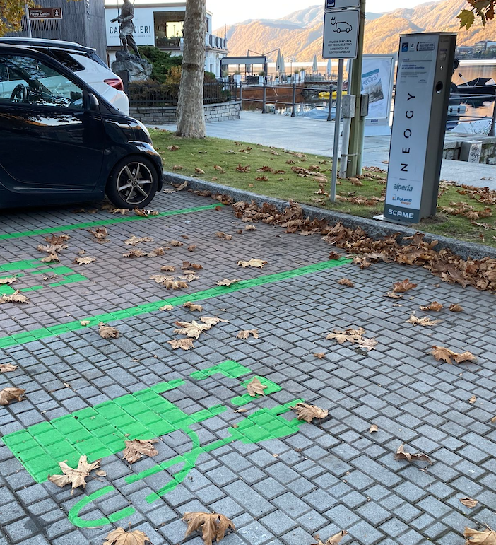 Polemiche per i parcheggi delle auto elettriche