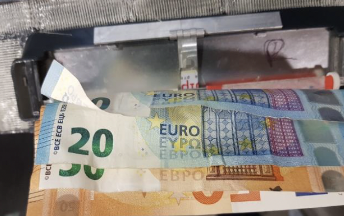 Manomettono alcuni bancomat e rubano 4000 euro, arrestati a Milano un romeno e un albanese