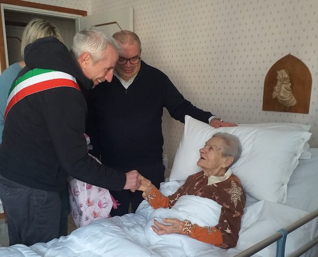 Cannobio, alla neo centenaria Anna Maffioli gli auguri del sindaco e del prevosto