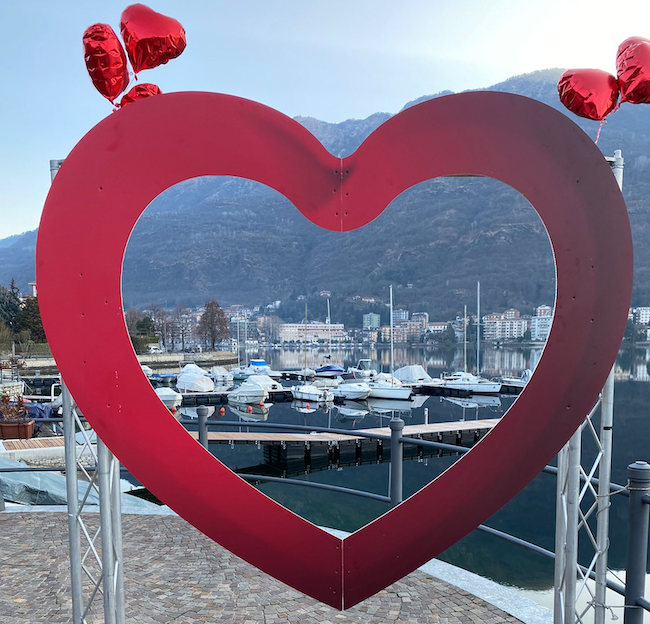 San Valentino, sono tornate le postazioni a forma di cuore per i selfie