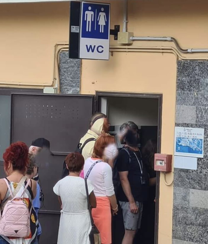Dopo le polemiche, riaperti i bagni pubblici alla partenza della funivia del Mottarone