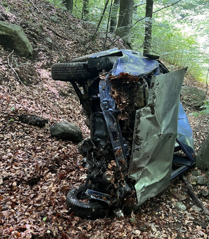 Auto fuori strada in Valle Strona, morto il conducente