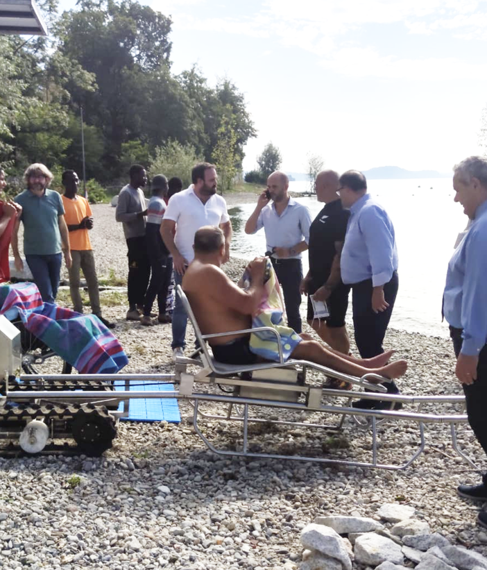 Verbania: inaugurato il primo scivolo d'accesso per disabili al Lago Maggiore. FOTO
