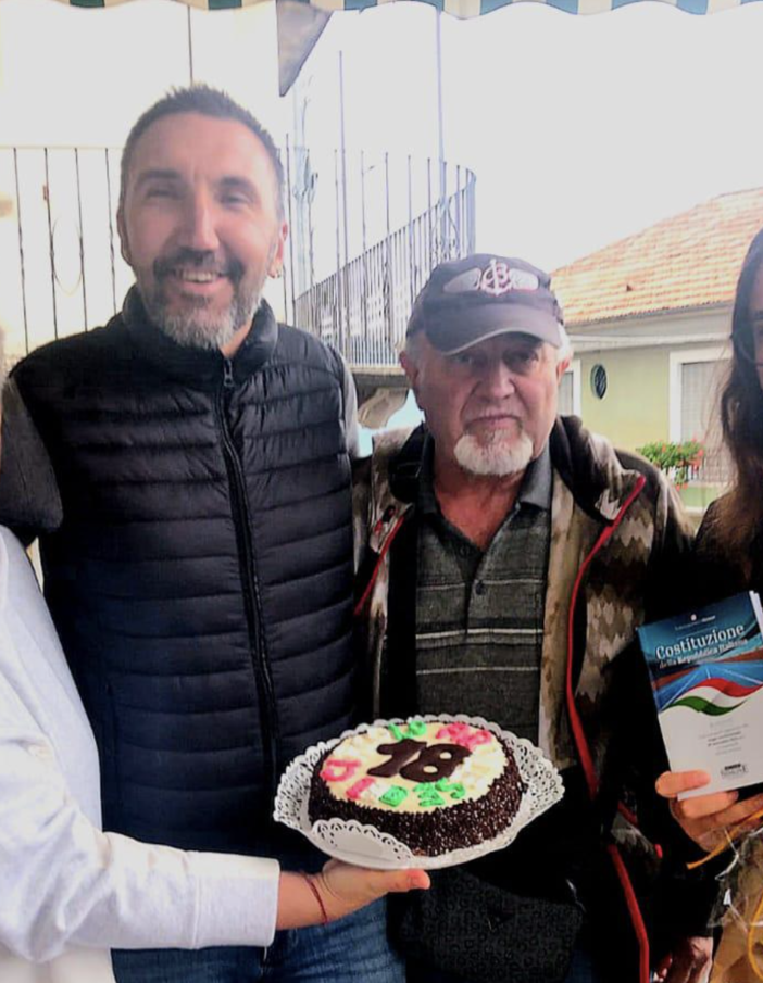 I giovani di Arola festeggiano la maggiore età con la Costituzione in dono