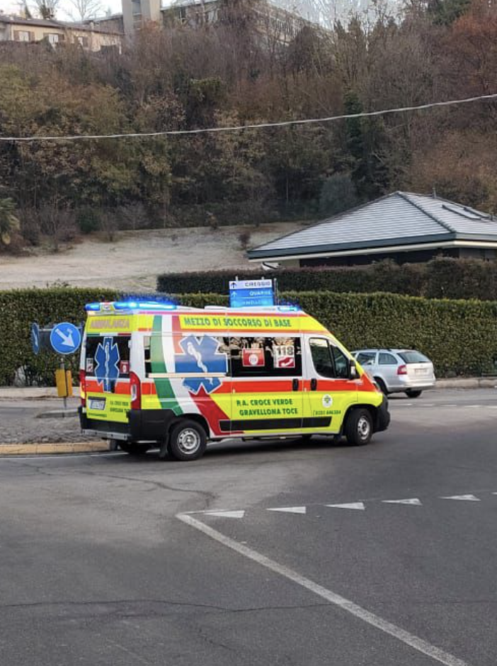 Incidente in monopattino a Cireggio: donna contro una rotonda