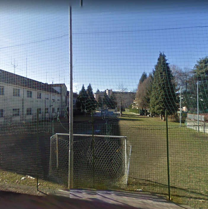 Manto in erba sintetica per il campetto da gioco in zona ospedale
