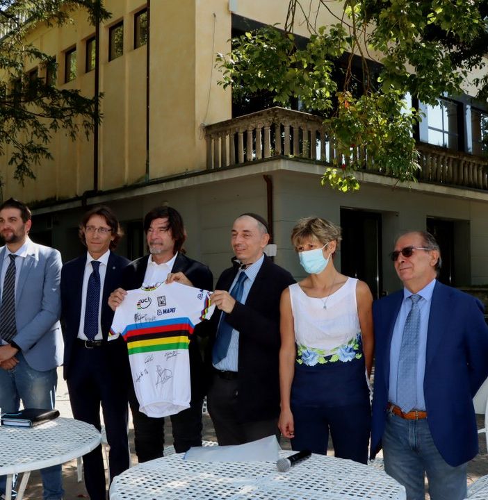 Consegnati oggi i doni dei ciclisti del Giro d'Italia per il piccolo Eitan FOTO