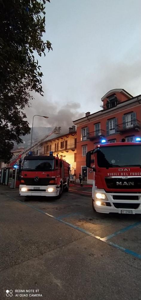 Tetto in fiamme all'alba a Suna