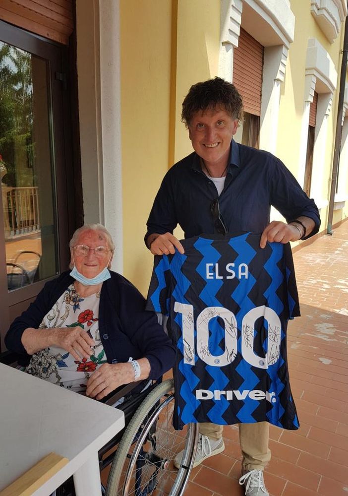 Consegnata la maglia con le firme dell'Inter per i 100 anni di nonna Elsa
