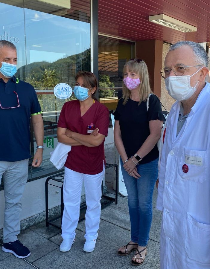 “Se sono sopravvissuto al Covid lo devo al personale del Coq”, ex paziente torna a Omegna per ringraziare chi gli ha salvato la vita