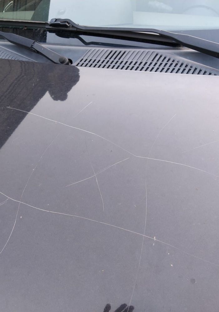 Vandali in azione a Crusinallo: danneggiate diverse auto