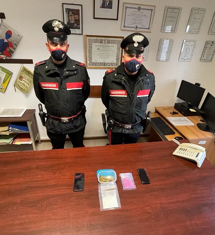 Omegna, sorpreso dai carabinieri con ecstasy e ketamina: arrestato 32enne