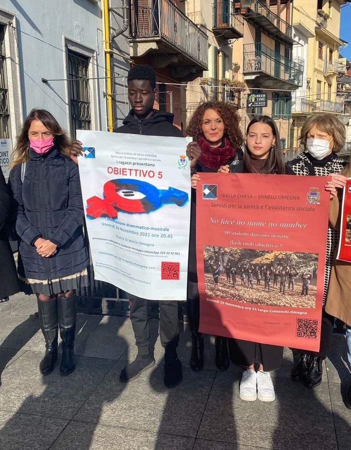 Omegna, un flash mob e uno spettacolo per la Giornata contro la violenza sulle donne