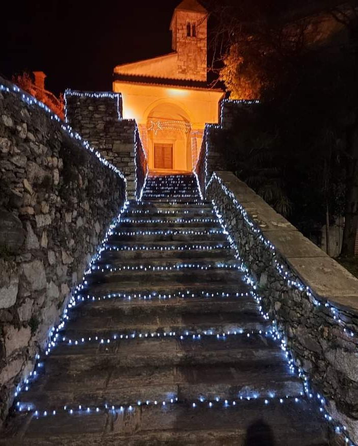 Procede l'accensione delle luminarie natalizie a Verbania